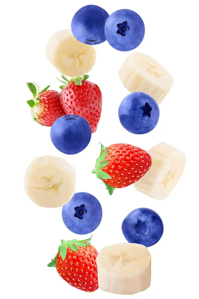 Fallende Scheiben Banane, Erdbeere und Blaubeere isoliert auf whit — Stockfoto