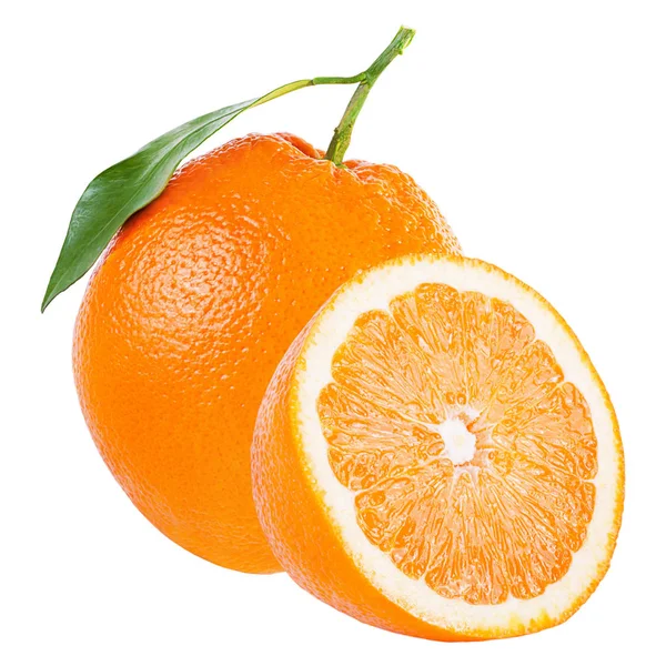 Un arancio intero e mezzo isolato su bianco — Foto Stock