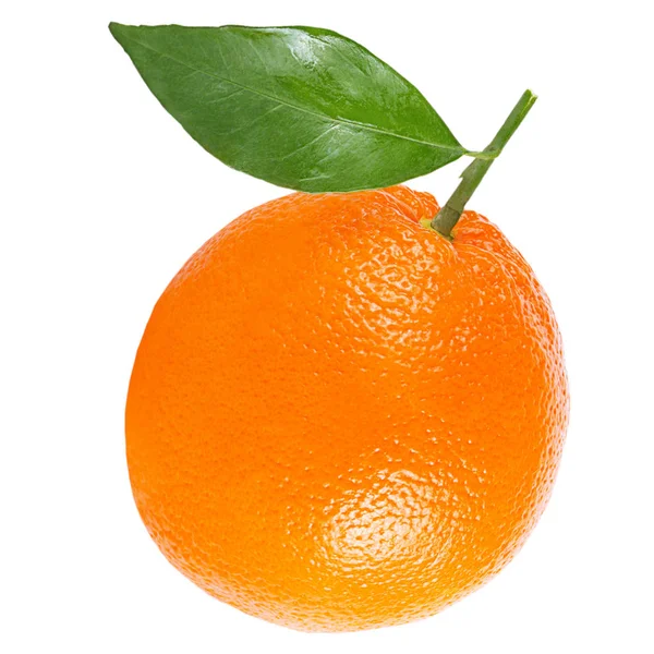 Una naranja entera con hoja aislada en blanco — Foto de Stock