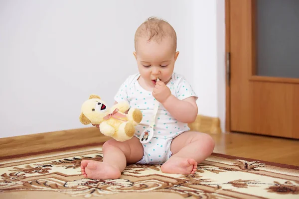 Förtjusande baby pojke leker med plysch leksak i varmtvatten — Stockfoto