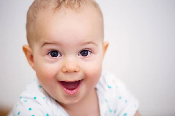 Porträtt av en vacker skrattande baby pojke — Stockfoto