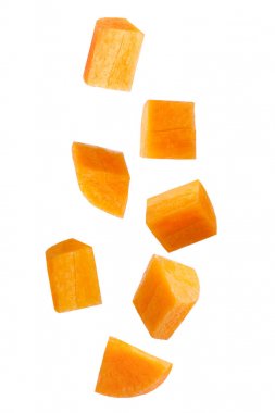  Beyaz izole düşen dilimlenmiş havuç