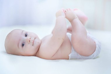  Mutlu çocuk bezi güneşli bir odasında oynarken