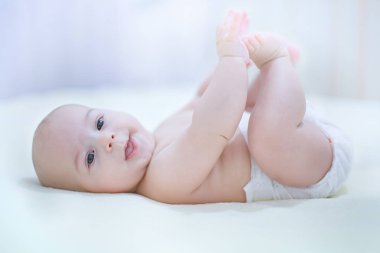  Mutlu çocuk bezi bedro içinde oynamaya dışarı dil ile