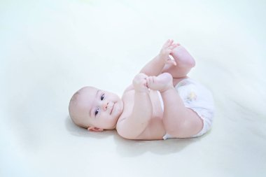 İki yıl boyunca parmak oynayan sevimli çocuk