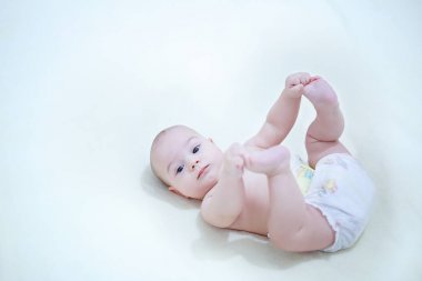 Yeni doğan çocuk yatakta rahatlatıcı