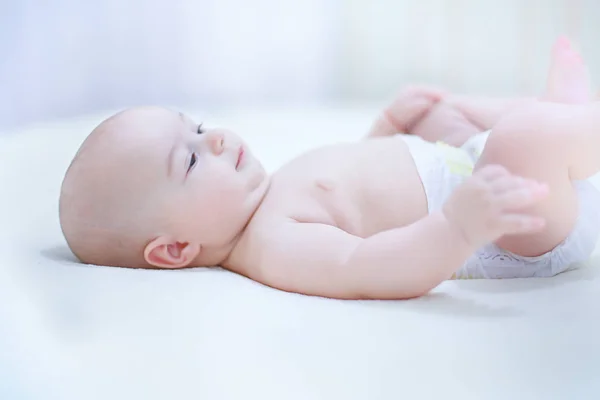 Kind nach dem Bad oder Dusche auf einem frischen Handtuch — Stockfoto