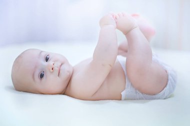 Güneşli bir nur oynarken bezi sevimli küçük oğlu