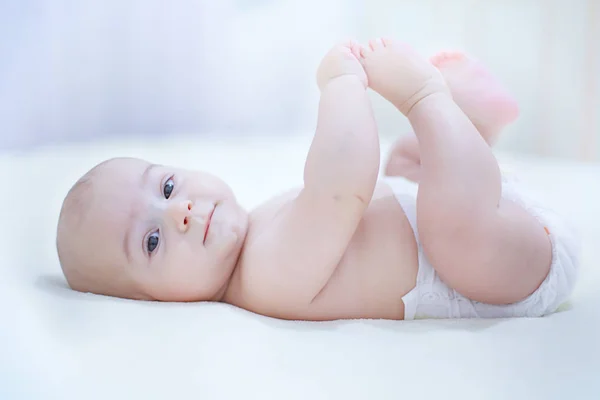 Lustige kleine Junge trägt eine Windel spielen in einem sonnigen Kinderzimmer — Stockfoto