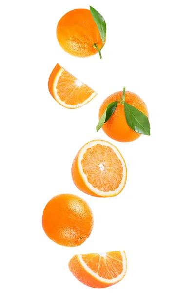 白の分離落下のオレンジ色の果物 — ストック写真