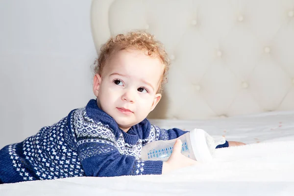 Porträtt av en ett år gammal pojke med blont lockigt hår — Stockfoto