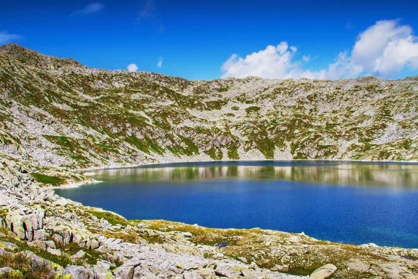 Lanskap dengan danau dan gunung berbatu, Italia — Stok Foto