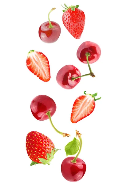 Dalende aardbeien en kersen geïsoleerd op wit — Stockfoto
