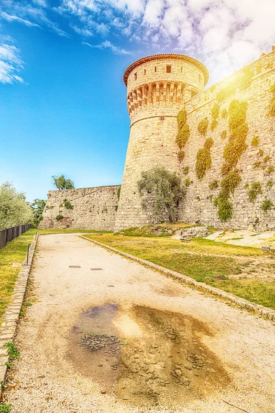 El amanecer en la majestuosa torre del castillo en la colina de Cidneo en Bres — Foto de Stock