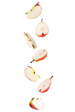  Elma dilimli düşen ve üzerinde beyaz izole armut