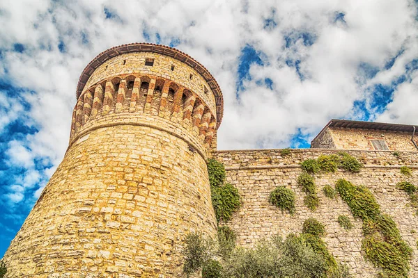 A majestosamente torre do castelo em Cidneo Hill em Brescia — Fotografia de Stock