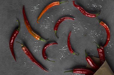 Karanlık bir arka planda izole edilmiş canlı kırmızı biber.