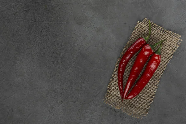 Ζωηρή κόκκινη πιπεριά τσίλι απομονωμένη σε σκούρο φόντο — Φωτογραφία Αρχείου