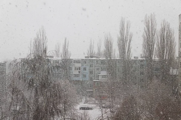 Uma bela paisagem da cidade cercada de neve — Fotografia de Stock