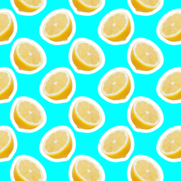 Padrão de alimentos sem costura com limão fatia fresca no fundo ciano claro — Fotografia de Stock