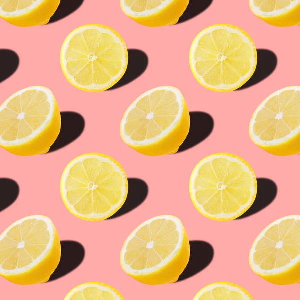 Seamless food pattern with fresh slice lemon on light pink background — Stock Photo, Image