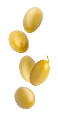 Düşen yeşil turşulu zeytinler beyaz arka planda izole edilmiş.