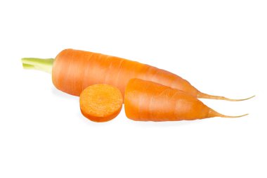 Beyaz arka planda tam ve dilimlenmiş taze havuç.