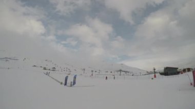 Bulutlu bir sabahta, ünlü kayak merkezi İtalyan Alplerinde kayak yapmak..