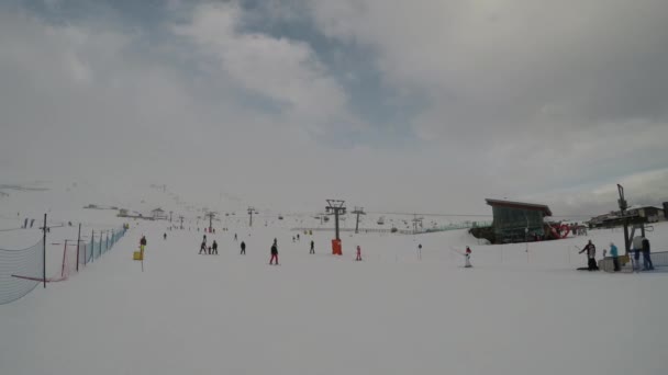 Σκι στις πλαγιές σε ένα συννεφιασμένο πρωινό στο διάσημο χιονοδρομικό κέντρο ιταλικές Άλπεις. — Αρχείο Βίντεο