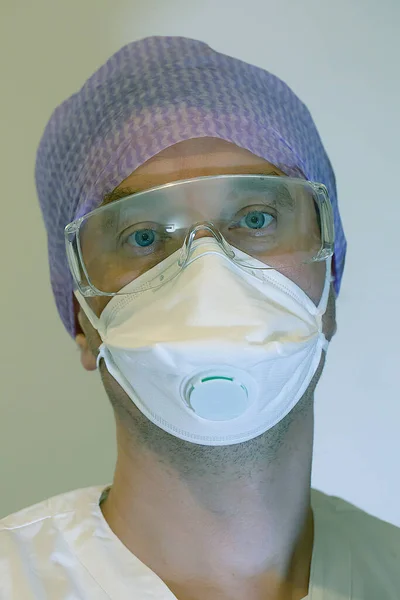 Medical worker wearing personal protective equipment, glasses and respirator — Stock Photo, Image