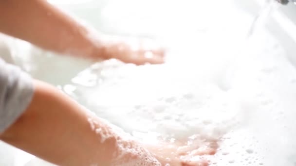 Niño Jugando Con Agua Jabón Primer Plano Medidas Prevención Del — Vídeo de stock