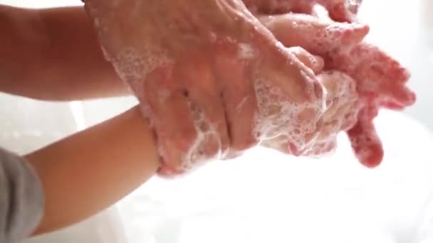 Pai Ajuda Lavar Mãos Filho Com Sabão Torneira Close Medidas — Vídeo de Stock