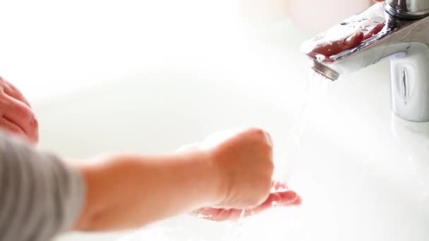 Criança Brincando Água Sabão Close Medidas Prevenção Coronavírus — Vídeo de Stock