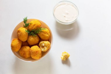 Syrniki piatto tipico della cucina russa, bielorussa, lituana e ucraina. Fatti con farina, fiocchi di latte e uova. Bu arada, ben de sana eşlik edeceğim. Sen de bana yardım edeceksin..