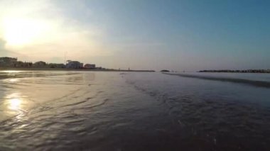 Yaz günlerinde sahil boyunca gün batımında güzel dalgalar. Sıcak havada plaj tatili kavramı.