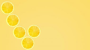 Limon dilimleri, geçmişe dönük neon rengi arka planda hareket etmeyi durdurur. En az gıda konsepti.