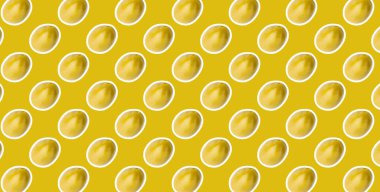 Turşulu yeşil zeytinli, neon ışıklı, sarı arka planlı Zine tarzı yiyecek.