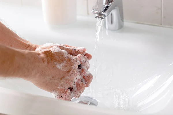Мытье рук с мылом для предотвращения коронного вируса — стоковое фото