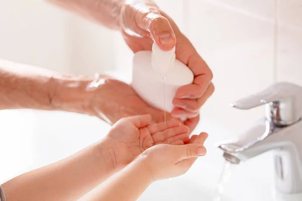 Mycie rąk mydłem do zapobiegania wirusom korony — Zdjęcie stockowe