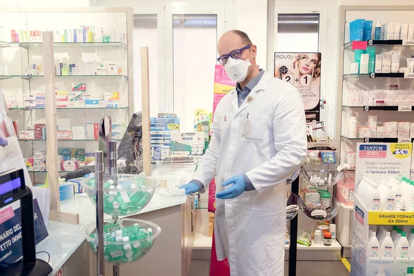 Apotheker verkauft persönliche Schutzausrüstung, um sich nach der Quarantäne zu schützen und das Haus zu verlassen — Stockfoto