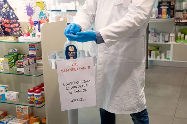 Arzt mit medizinischer Maske und Handschuhen in der Apotheke — Stockfoto