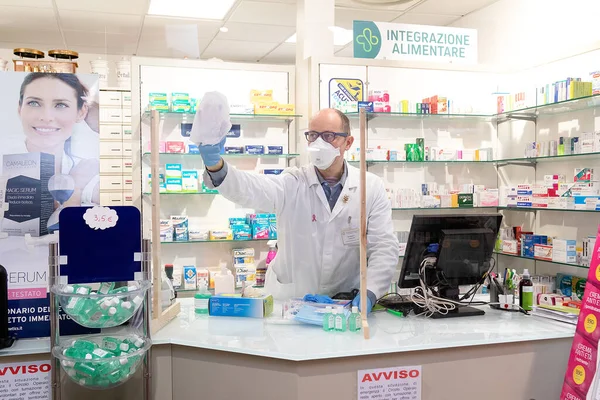 Apotheker verkauft persönliche Schutzausrüstung, um sich nach der Quarantäne zu schützen und das Haus zu verlassen — Stockfoto