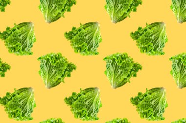 Kusursuz yemek. Sarı arka planda taze marul salatası.