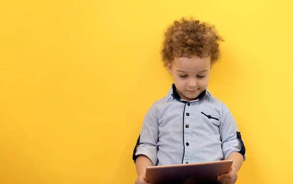 Cuarentena Casa Niños Pequeño Niño Rizado Loco Hiesitant Que Tableta — Foto de Stock