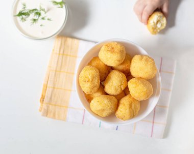 Ev yapımı şurup. Tipik Rus yemeği, Belarus, Litvanya ve Ukrayna mutfağı. Un, süzme peynir ve yumurtadan yapılmış. Yanında ekşi krema ve dereotundan yapılmış bir slasa var..