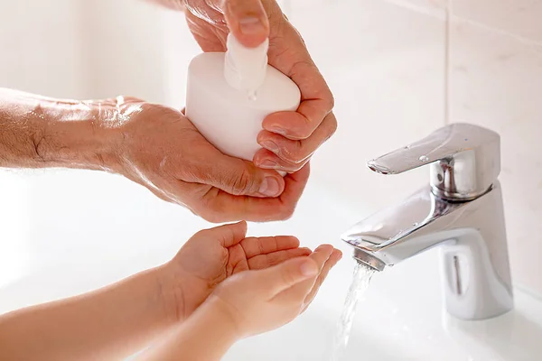 Zbliżenie Mycia Rąk Pomocą Mydła Kranie Podczas Pandemii Wywołanej Przez — Zdjęcie stockowe