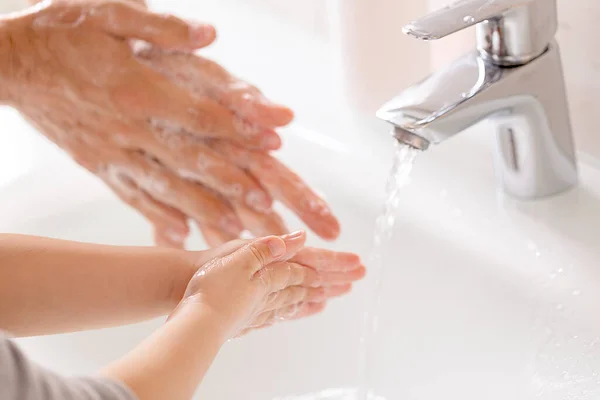 Nahaufnahme Des Händewaschens Mit Seife Wasserhahn Während Der Covid Pandemie — Stockfoto