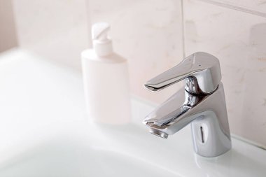 Lavabo ve sabun sıvısıyla banyo modeli. Asgari düzeyde. Kapat..