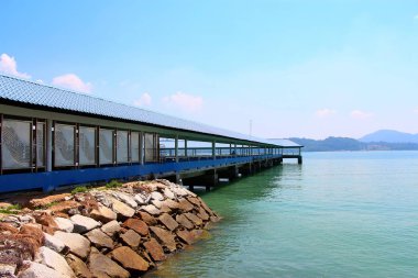 uzun iskele ile deniz manzarası