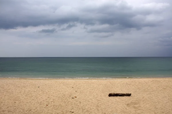 bulutlu gökyüzü okyanus altında